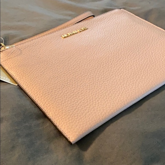 ✨NTW✨ MICHAEL KORS WRISTLET - Picture 3 of 6
